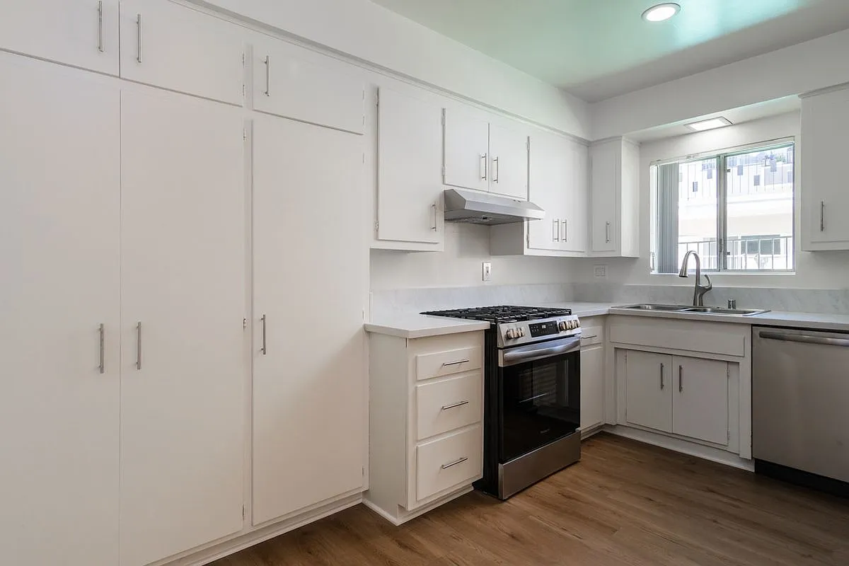 4653 Fulton Ave — Photo 2