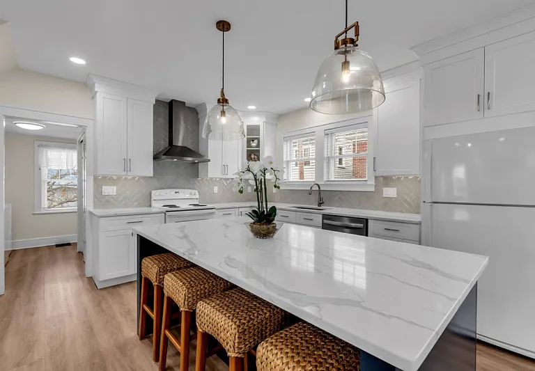 105 5th Ave — Photo 3