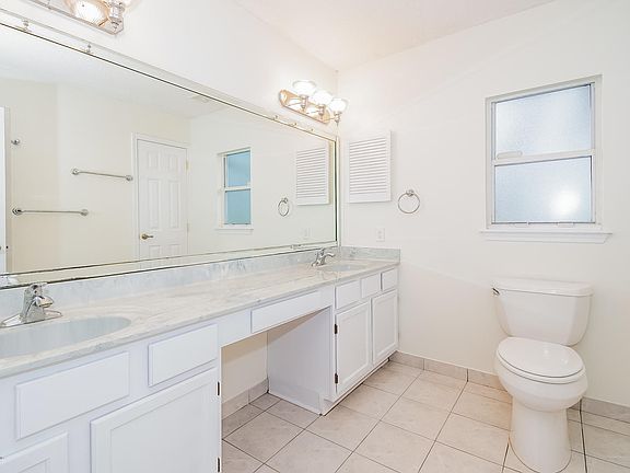 3rd image of 2869 Sans Pareil St