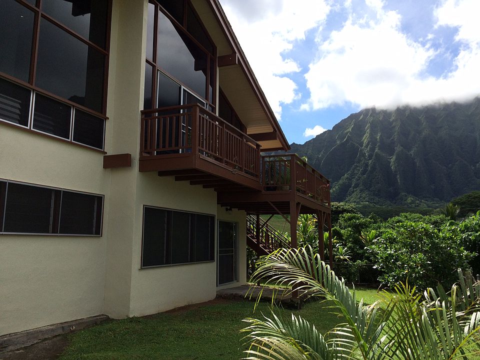 View of outside from downstairs yard - Koolau mountains and Ho'omaluhia Botanical Garden in background