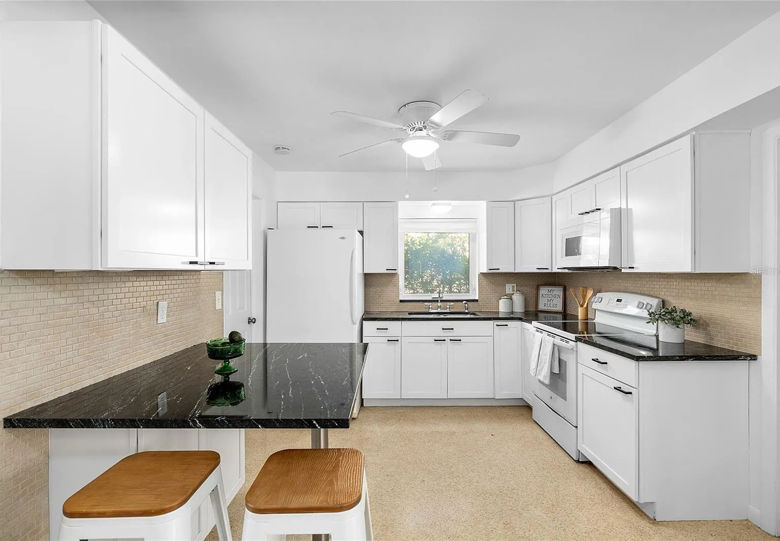 3 bed, 1356 sqft, $3,200 — Photo 2