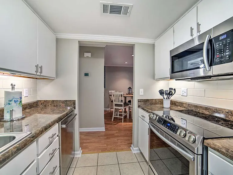 510 E Gillespie St #B9 — Photo 6