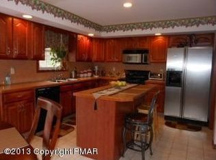 107 Talon Dr, Tannersville, PA 18372