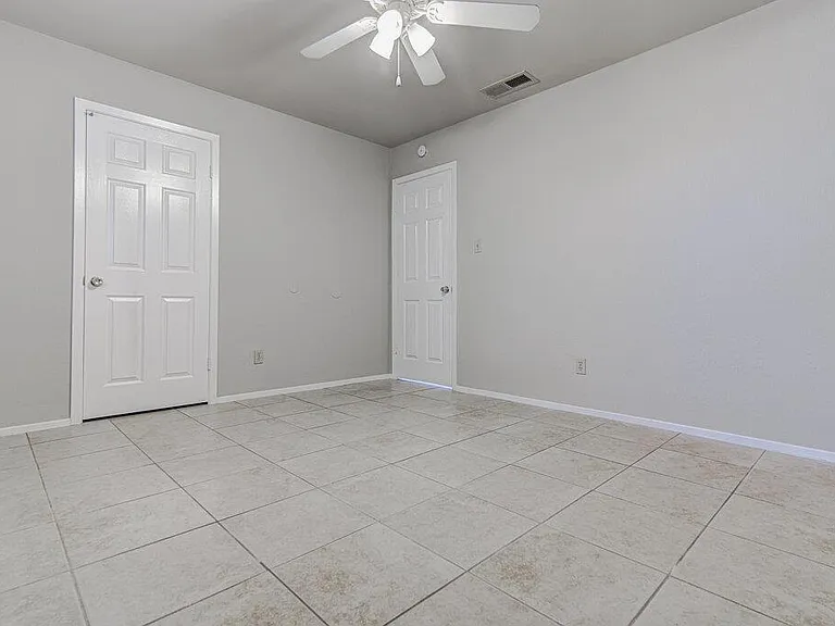 900 Sirocco Dr #B — Photo 15