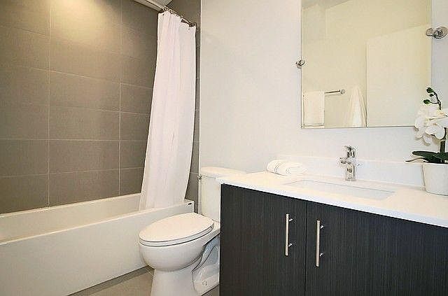 1418 202 2nd bathroom