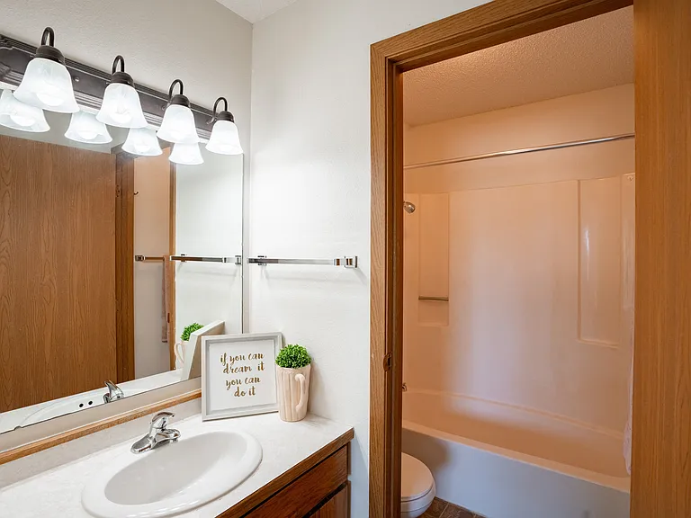 Fargo, ND Westview Towers Apartments | Bathroom