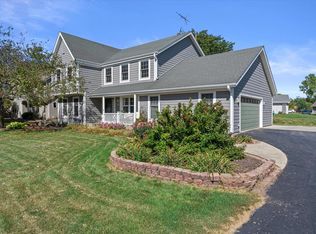 W226N2518 Oakwood Ln, Waukesha, WI 53186