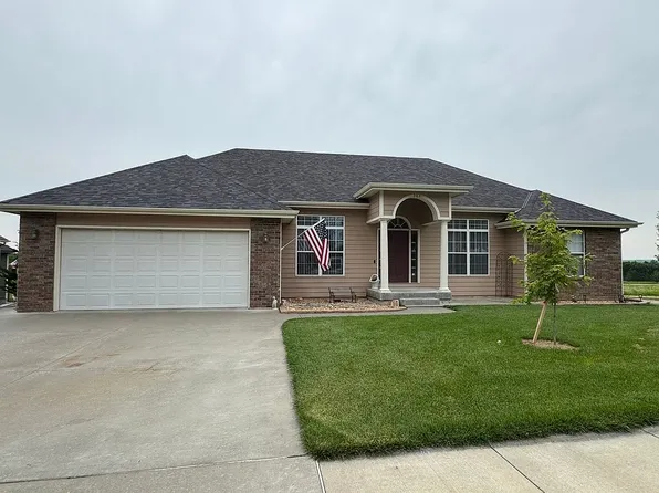 304 Ruths Ln, Wamego, KS 66547