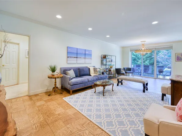1 Kensington #220, Great Neck, NY 11021