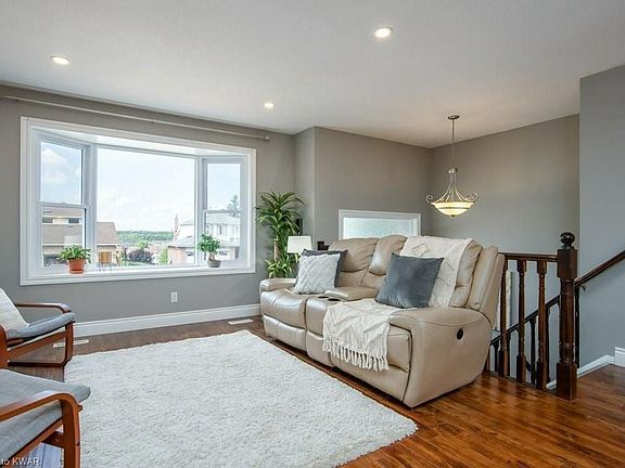 3rd image of 35 Pinnacle Cres