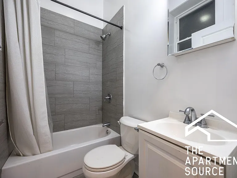 2944 W Montrose Ave #1R — Photo 8