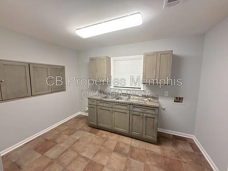 1445 Robin Hood Ln — Photo 6
