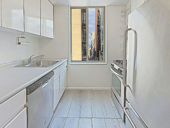 4th image of 236 E 47th St APT 25E