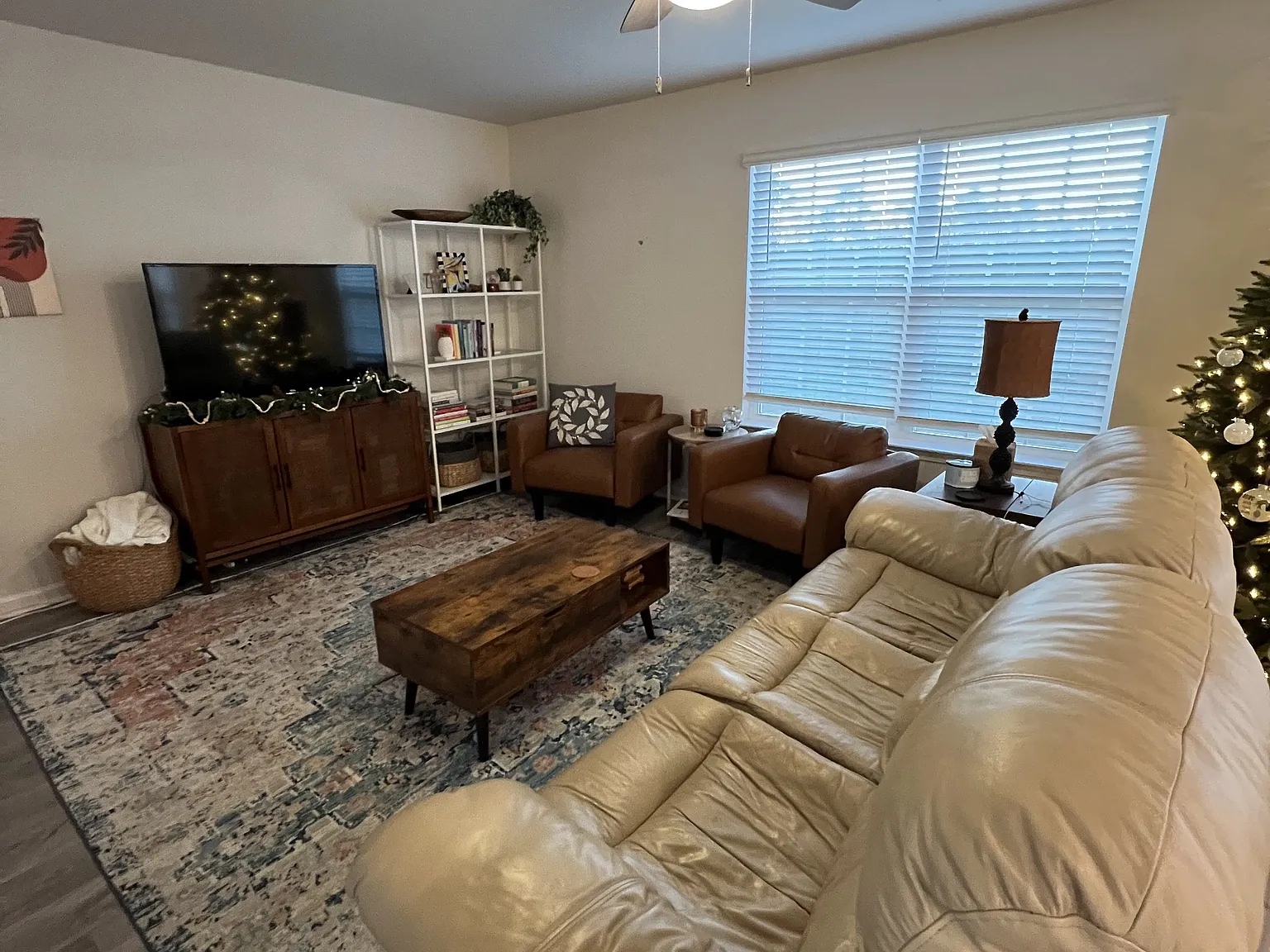 3 bed, 2.5 bath, 2208 sqft, $2,300 — Photo 3