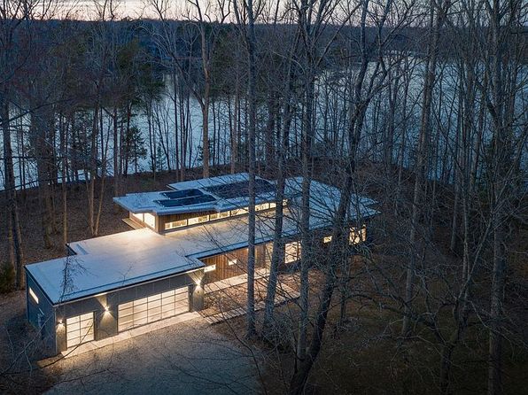 928 Shorefront Ln