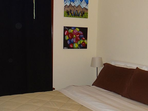 Bedroom w/ ceiling fan