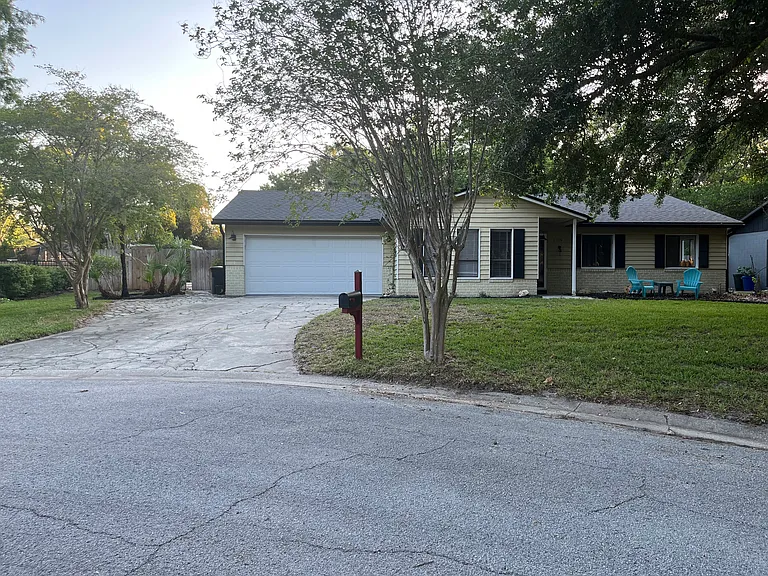 109 Suffolk Ct — Photo 1