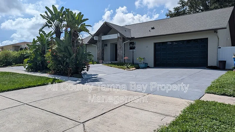 3 bed, 3.0 bath, 8833 sqft, $3,100 — Photo 2