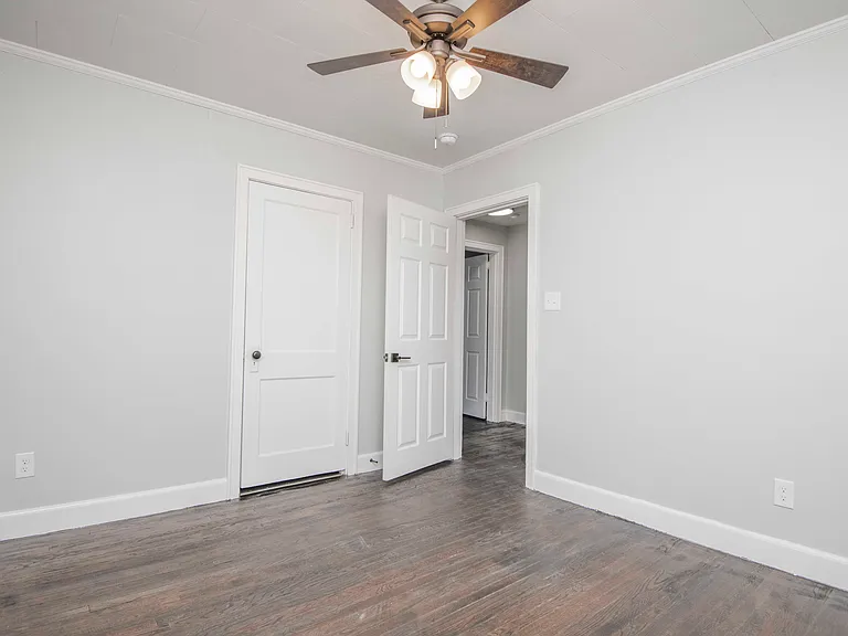 2440 Woodbine Ave — Photo 15