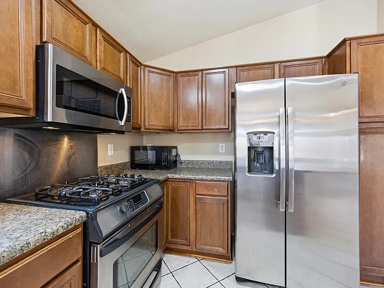 8205 S 45th Ln — Photo 24