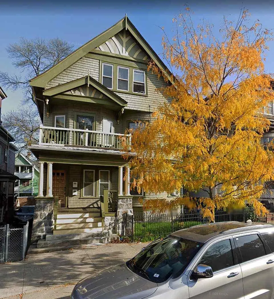 5 bed, 2400 sqft, $4,050 — Photo 1