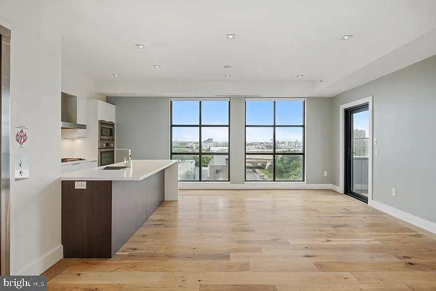 1 bed, 1.5 bath, 700 sqft, $2,700 — Photo 2