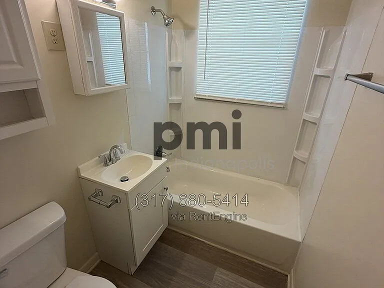 228 S Green St #B — Photo 7