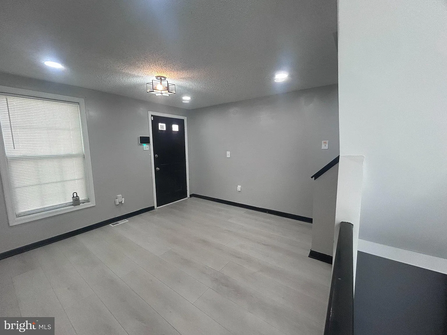3 bed, 2.0 bath, 1240 sqft, $1,850 — Photo 2