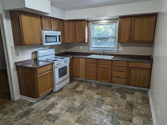 4th image of 4204 Dakota Ln