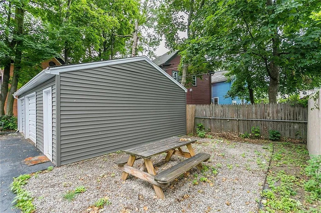 3 bed, 1400 sqft, $2,050 — Photo 3