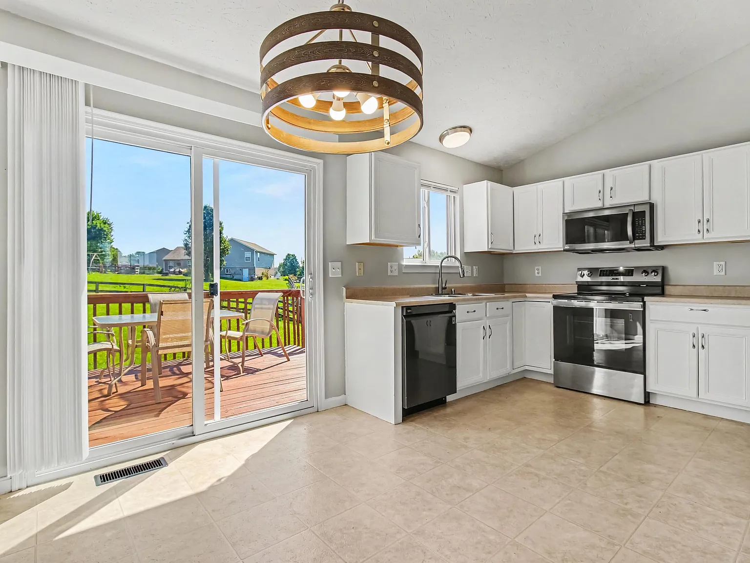 3 bed, 2.5 bath, 1114 sqft, $1,900 — Photo 3