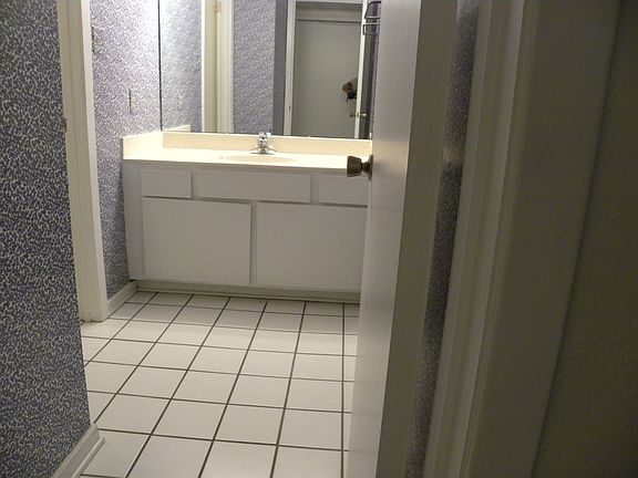 5th image of 809 Creekside Dr APT 1