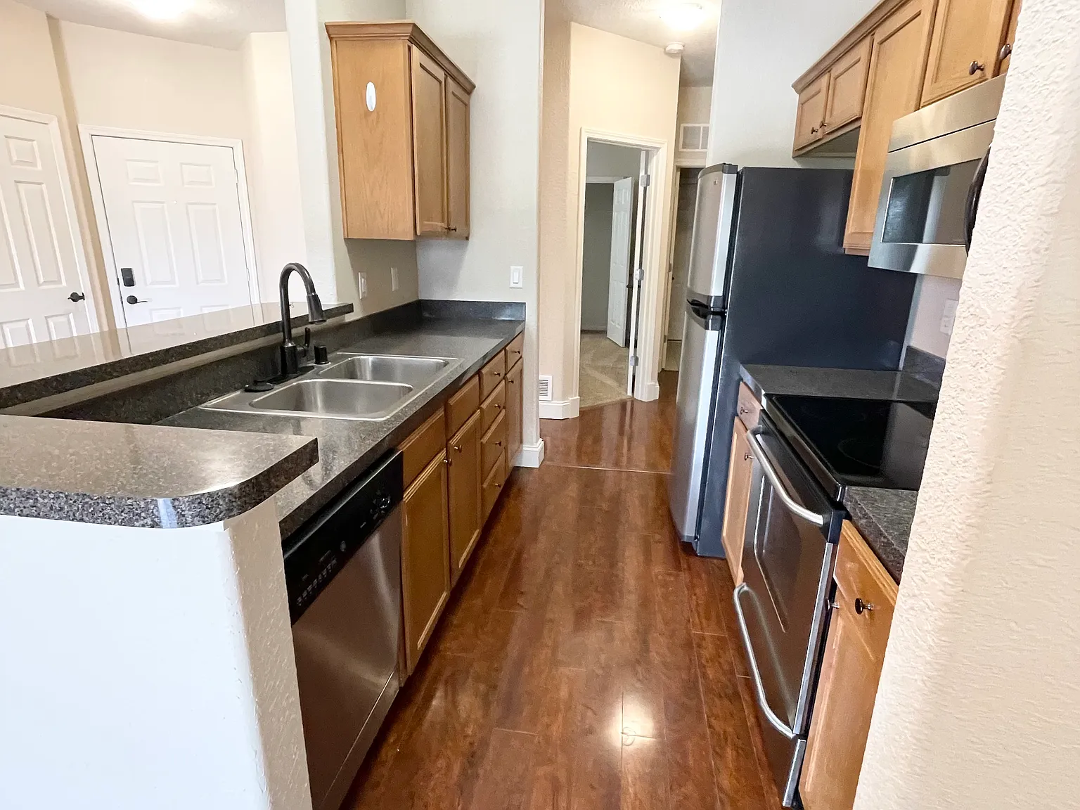 2 bed, 1066 sqft, $1,925 — Photo 3
