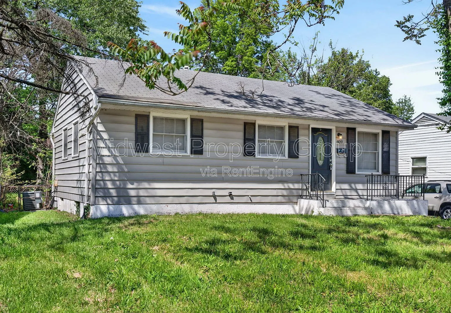 3 bed, 1.0 bath, 854 sqft, $995 — Photo 1