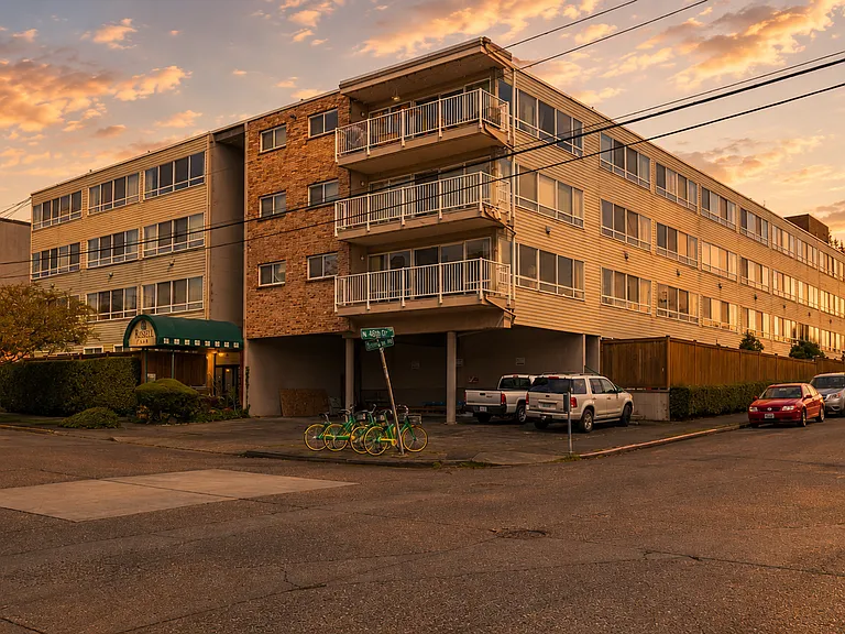 Russell/Central Park in the Heart of Ballard — Photo 35