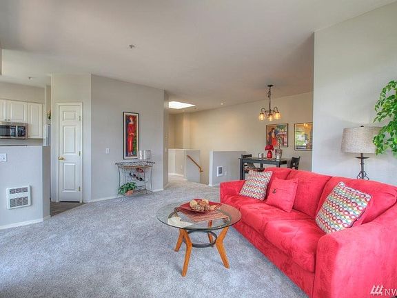 New paint and carpet give this stylish unit that "brand new" feeling!