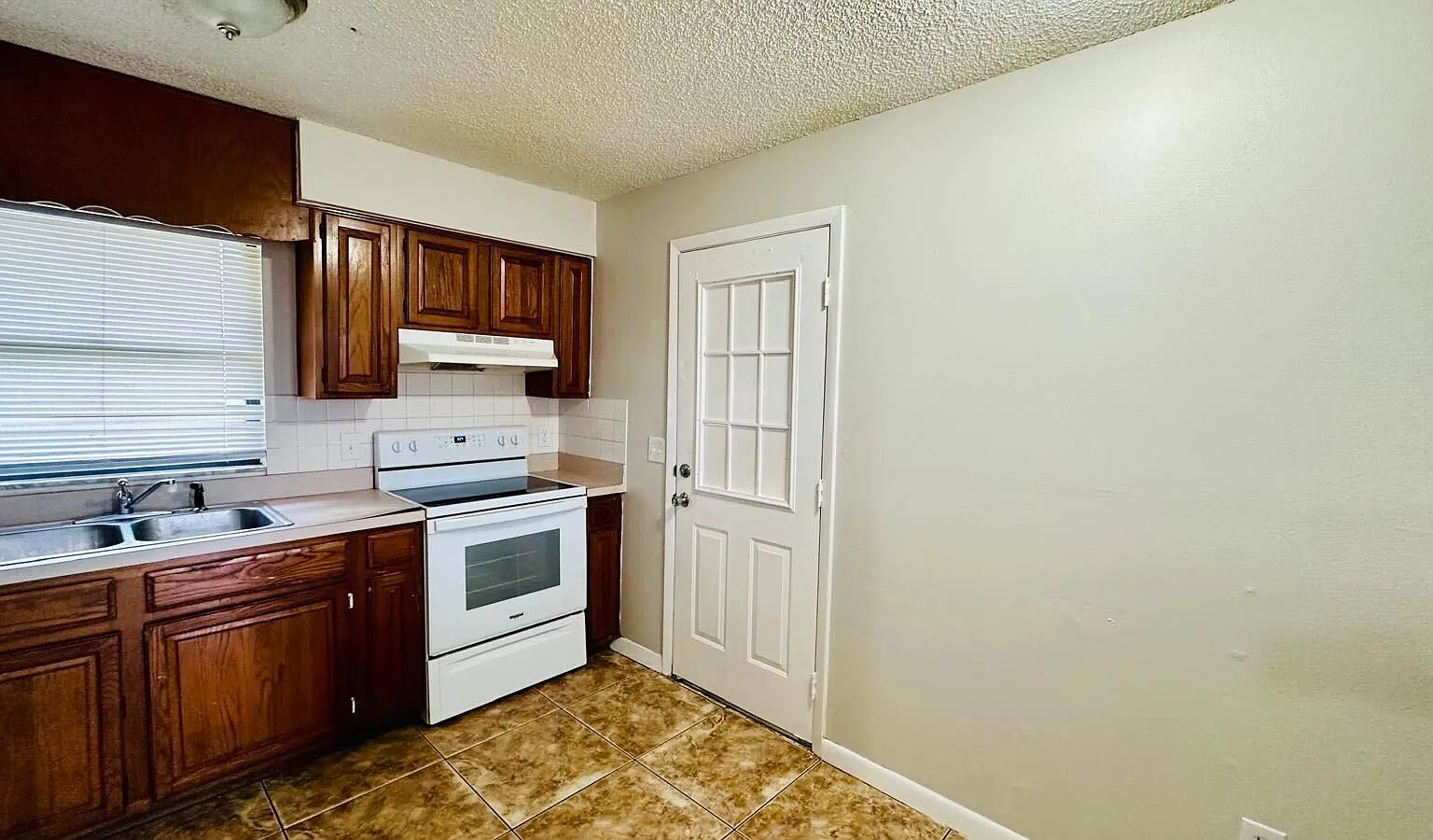 2 bed, 2.0 bath, 984 sqft, $1,300 — Photo 3