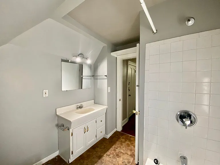 1025 Dana Ave Apts — Photo 20