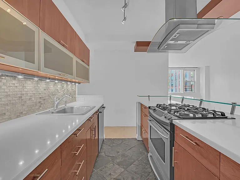 201 E 36th St #15D — Photo 3