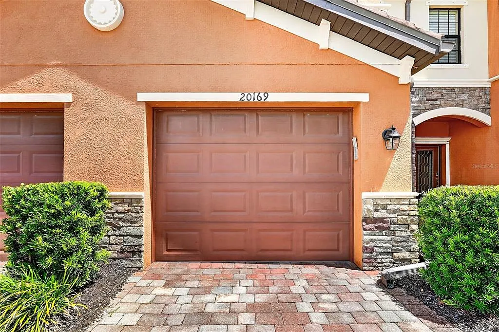 3 bed, 2.5 bath, 1879 sqft, $2,400 — Photo 4