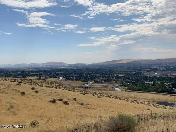 351 Kristi Ln, Yakima, WA 98901