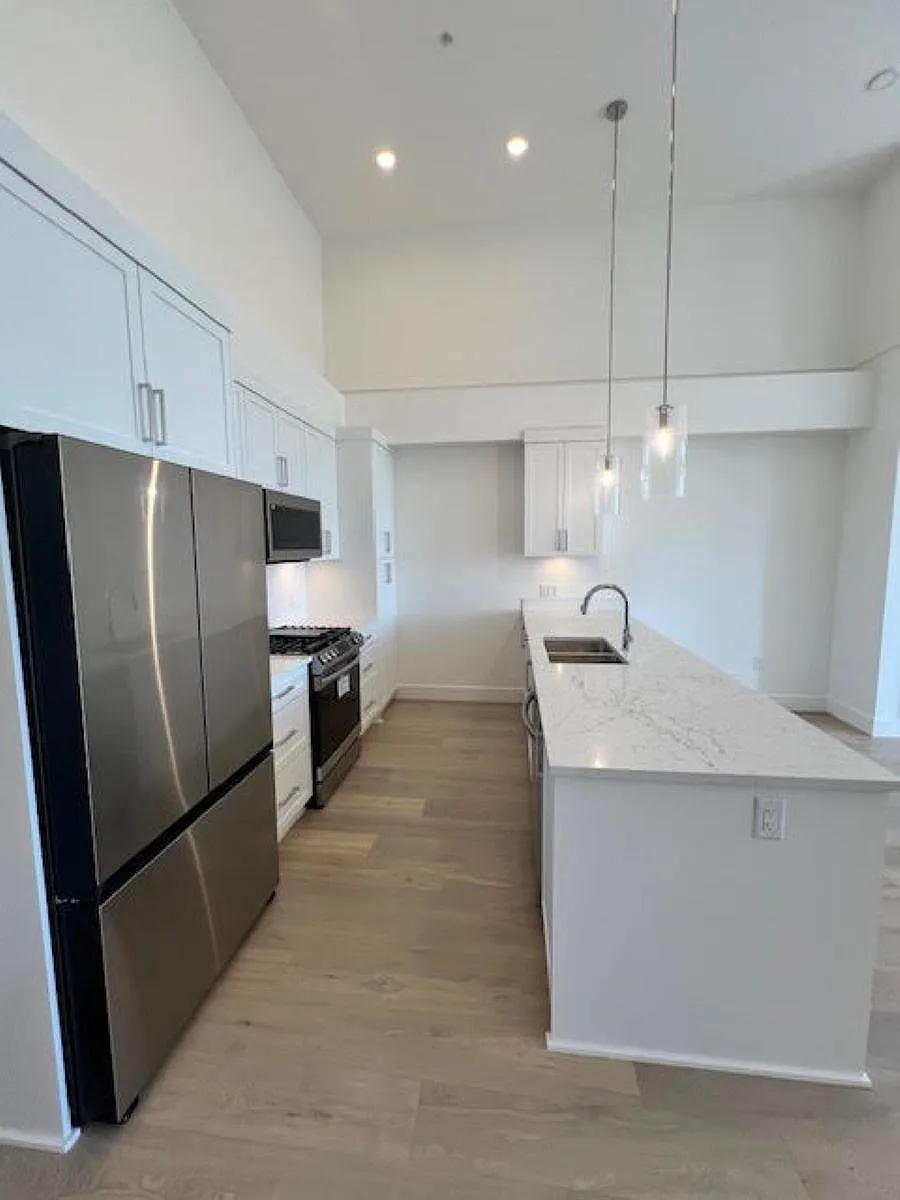 Building Photo - 22633 Selkirk Ave #604