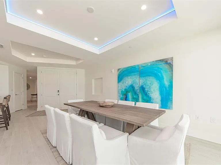 15 Avalon St #702 — Photo 3