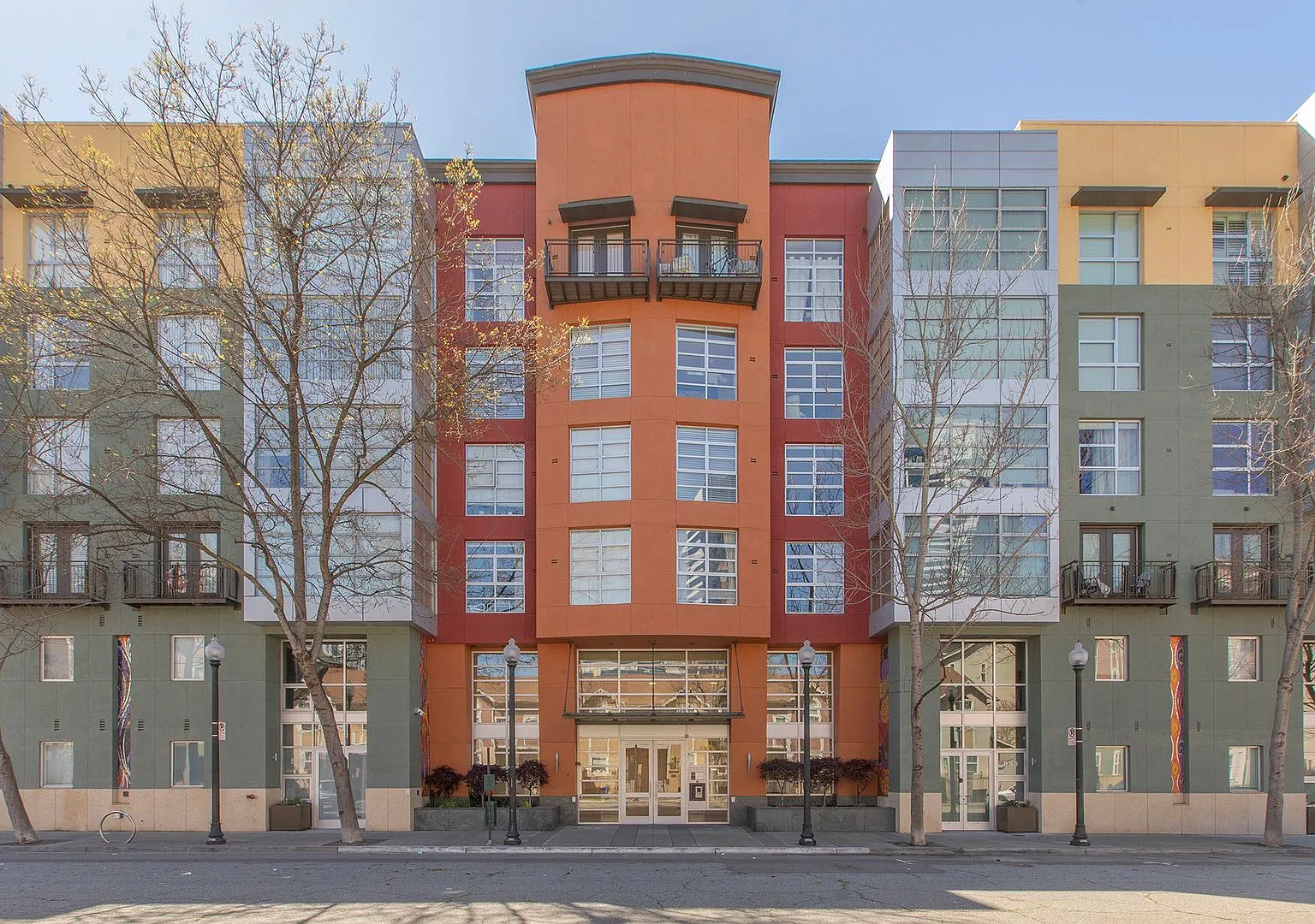 Great natural light in a large condo near Old Oakland — Photo 1