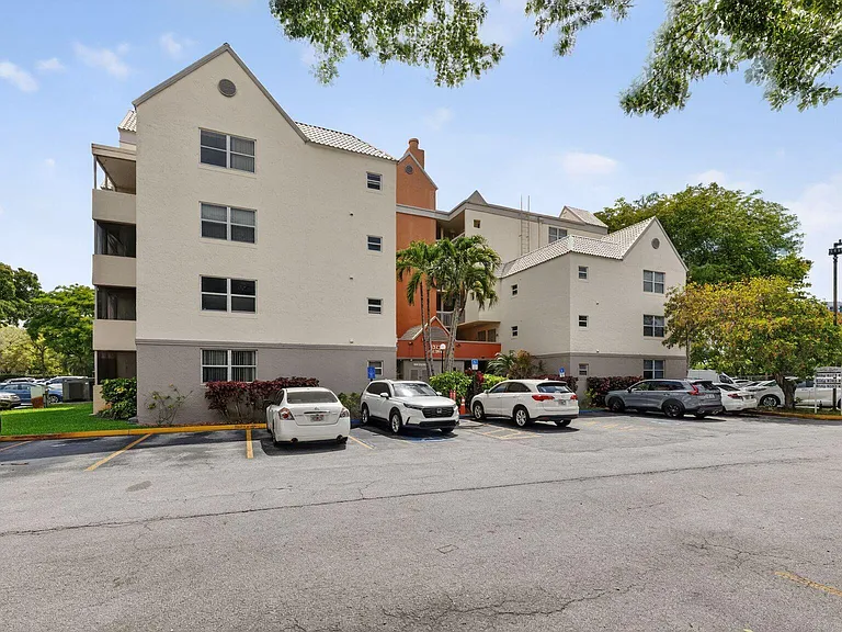 8373 Lake Dr #307 — Photo 2