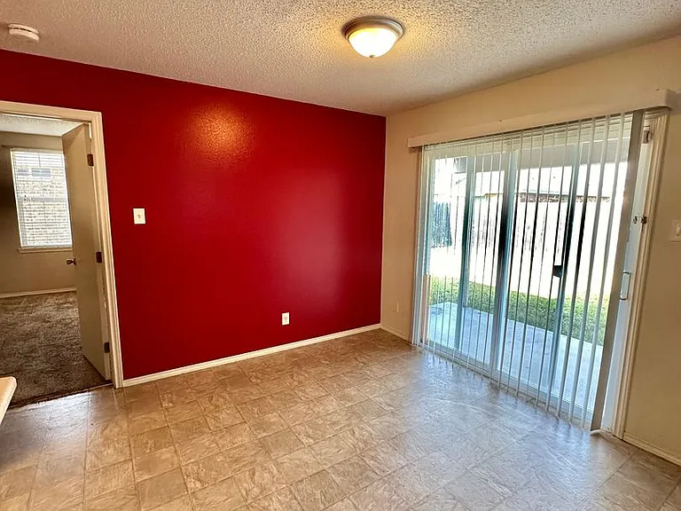 1206 Elmo Ln — Photo 6