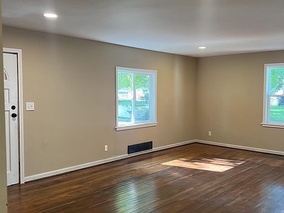 3rd image of 371 N 3rd St