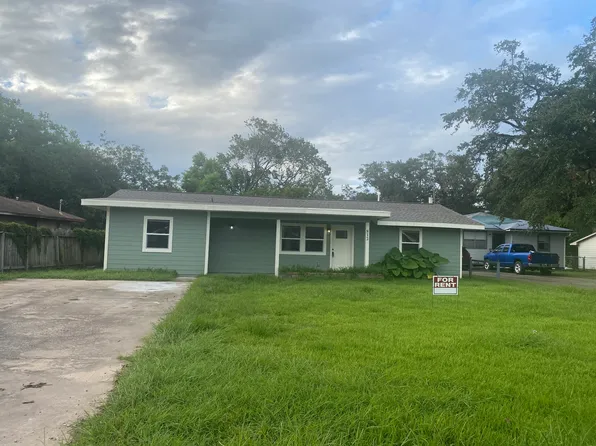 812 Pin Money St, Clute, TX 77531