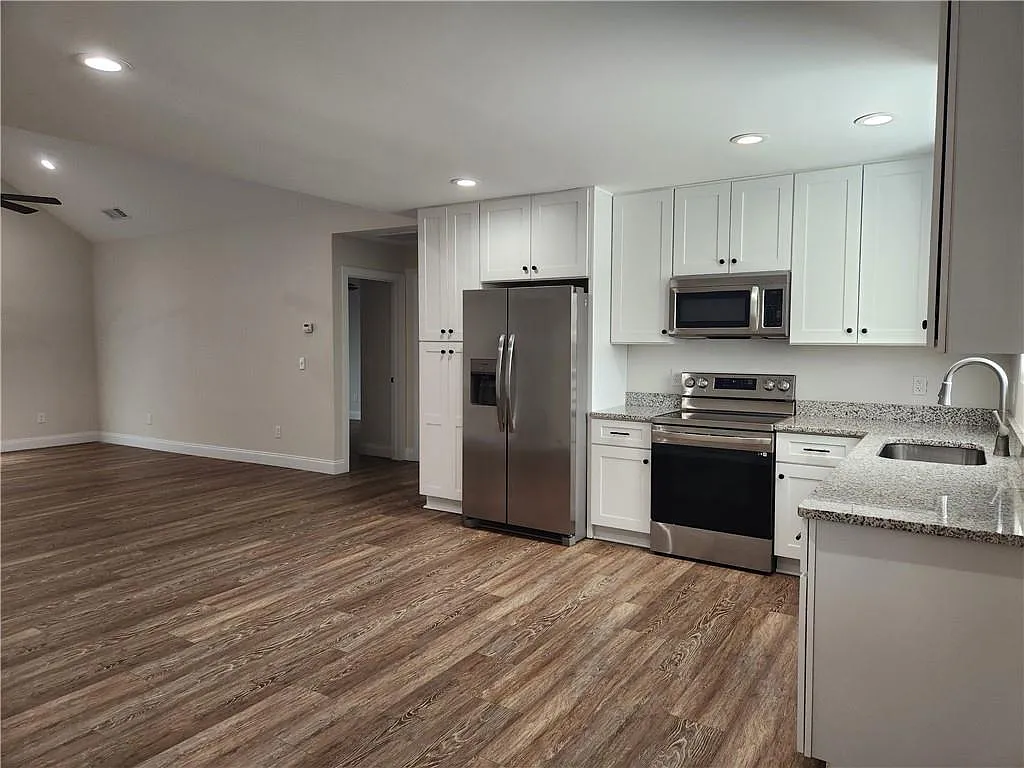 3 bed, 2.0 bath, 1332 sqft, $2,300 — Photo 2