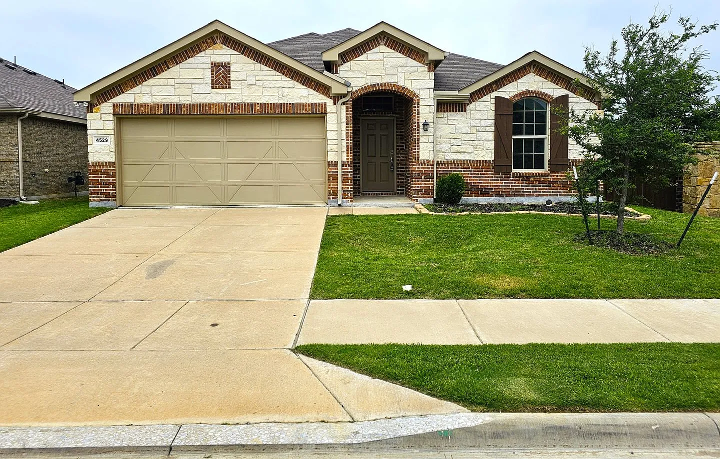 Beautiful 4 bedroom 2 Bathroom Home — Photo 1